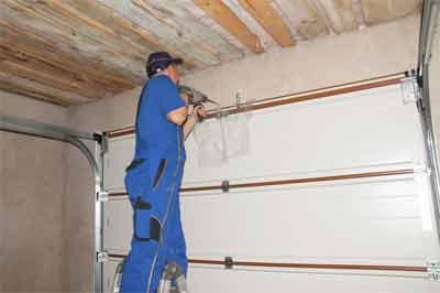 What are the checklists to maintain the garage door